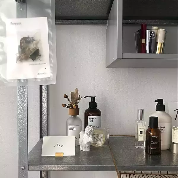 「「見せる収納を楽しみやすい、シンプルなIKEAのスチールシェルフ」 by Kinggiewuさん」の画像