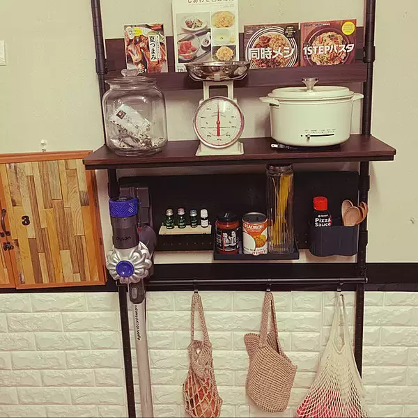 「さっと使えるのが本当に便利！コードレス掃除機の見せる収納」の画像