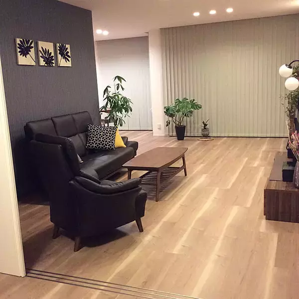 「ダークカラーが効果的☆アクセントクロスでまとまりある空間に」の画像