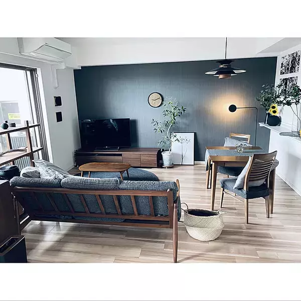 「ダークカラーが効果的☆アクセントクロスでまとまりある空間に」の画像