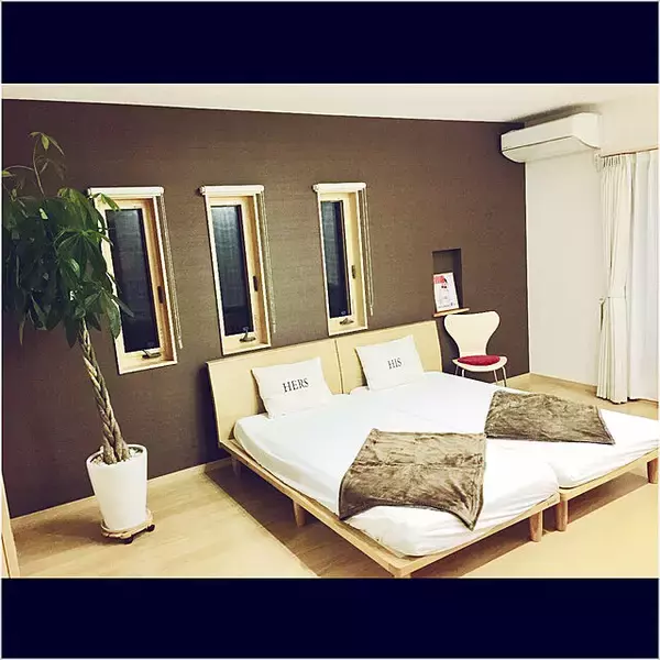 「ダークカラーが効果的☆アクセントクロスでまとまりある空間に」の画像