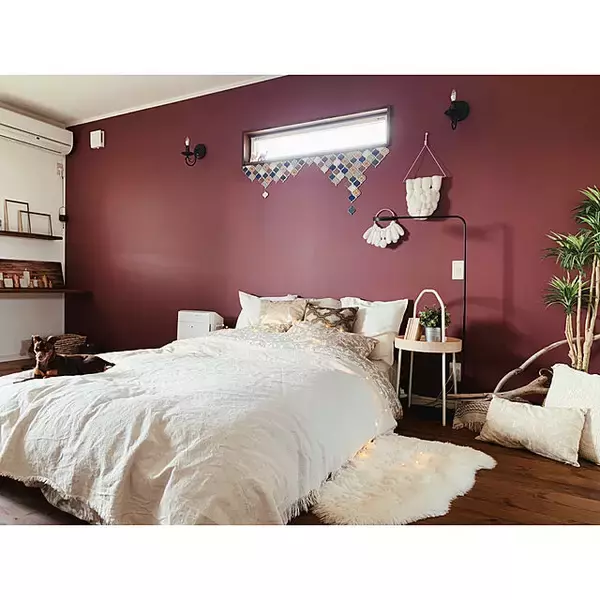 「ダークカラーが効果的☆アクセントクロスでまとまりある空間に」の画像