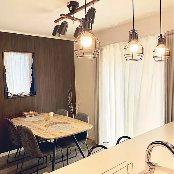 「ダークカラーが効果的☆アクセントクロスでまとまりある空間に」の画像