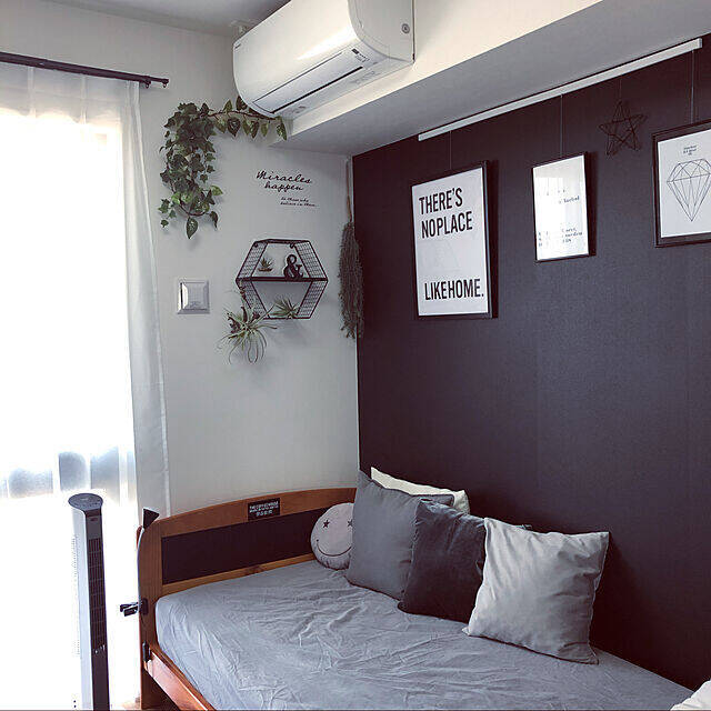 ダークカラーが効果的☆アクセントクロスでまとまりある空間に