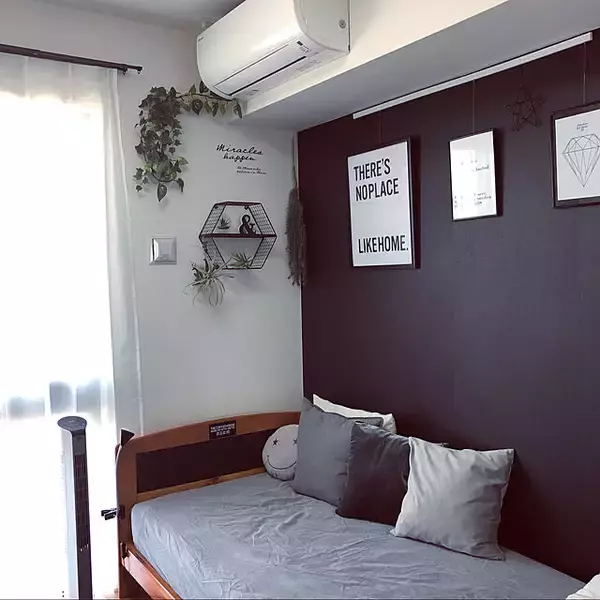 「ダークカラーが効果的☆アクセントクロスでまとまりある空間に」の画像