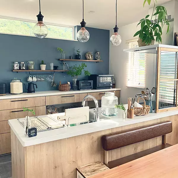 「ダークカラーが効果的☆アクセントクロスでまとまりある空間に」の画像