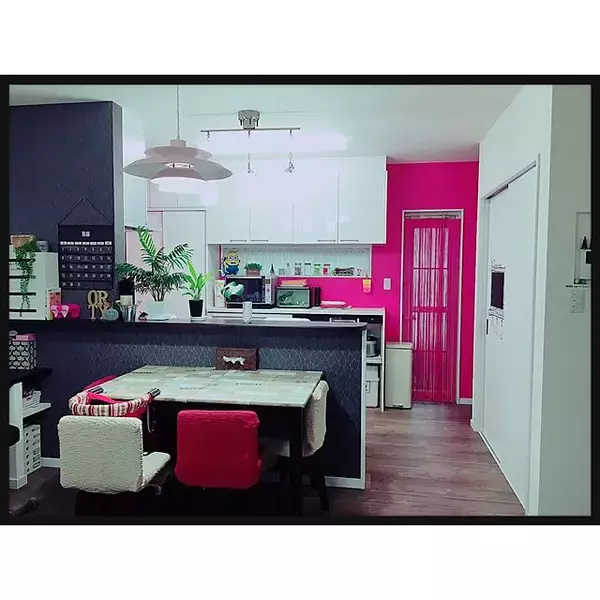 「インテリア上級者さんが選ぶ色♪大人なお部屋に映えるピンク」の画像