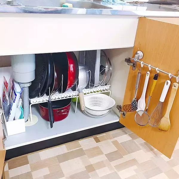 「もっと使いやすいキッチンに☆扉タイプのシンク下の収納アイデア」の画像