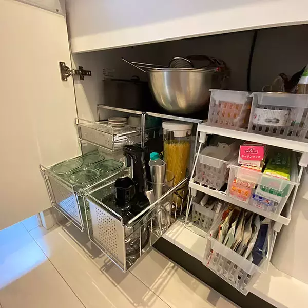 「もっと使いやすいキッチンに☆扉タイプのシンク下の収納アイデア」の画像