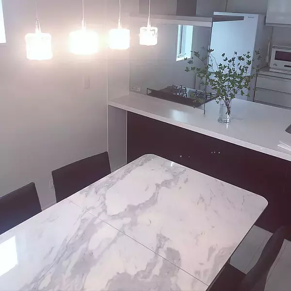 「高級感が演出できる♡大理石調のアイテムとコーディネート実例」の画像