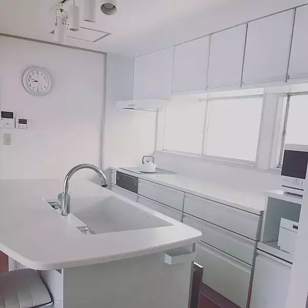 「清潔感抜群の空間に憧れる！ホワイトインテリアキッチンの作り方」の画像