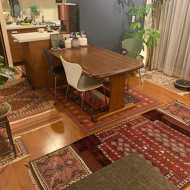 その繊細な柄と美しい佇まいに惚れ惚れ♡ペルシャ絨毯のある暮らし