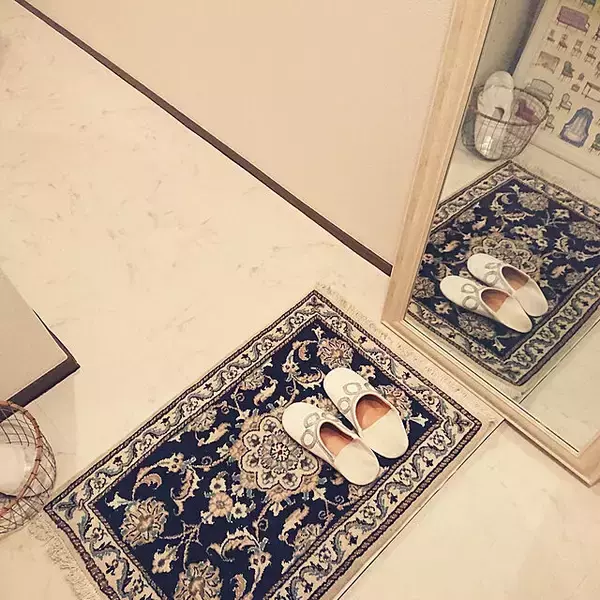 「その繊細な柄と美しい佇まいに惚れ惚れ♡ペルシャ絨毯のある暮らし」の画像