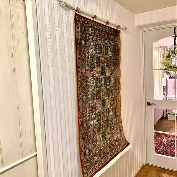 「その繊細な柄と美しい佇まいに惚れ惚れ♡ペルシャ絨毯のある暮らし」の画像