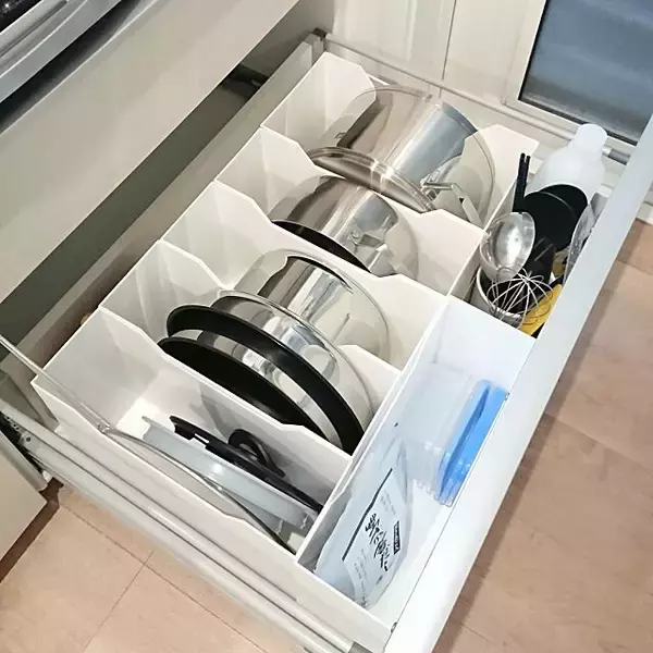 「毎日の使いやすさをアップ♪キッチンに合わせた鍋の収納方法」の画像