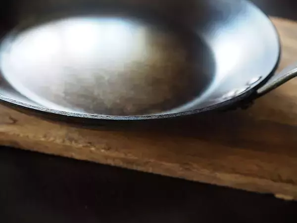 「「料理を美味しく、佇まいは味わい深く仕上がっていく一生ものの鉄フライパン」 by yes.keeさん」の画像