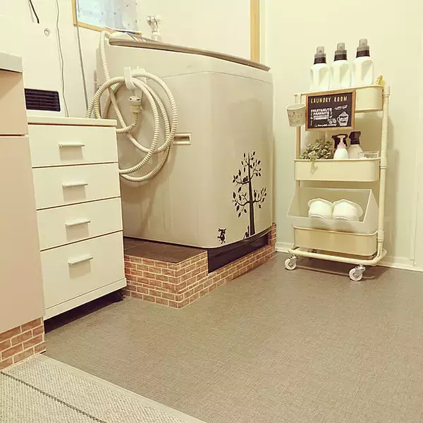 「サッと出せるから家事モチベも上がる♡みんなの洗剤収納アイディア」の画像