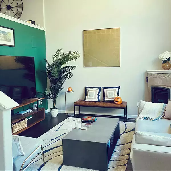 「モダンさやエレガントさをプラス！リビングにおすすめのゴールドアイテム」の画像