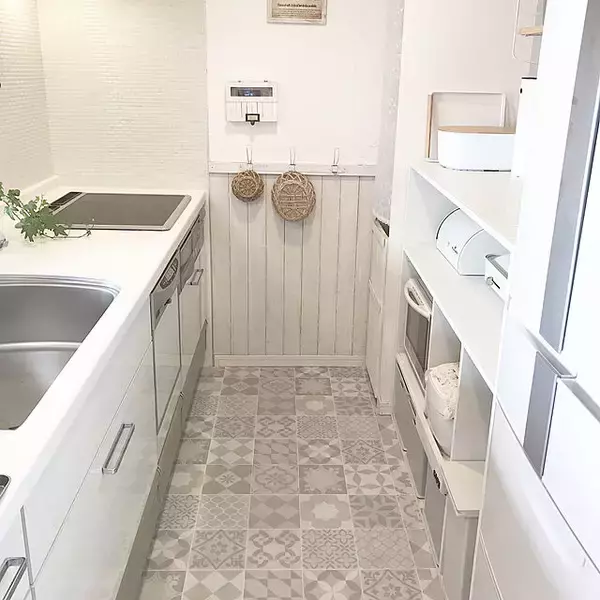 「見た目も機能性も両方叶えられる☆DIYでタイルを取り入れたキッチン特集」の画像