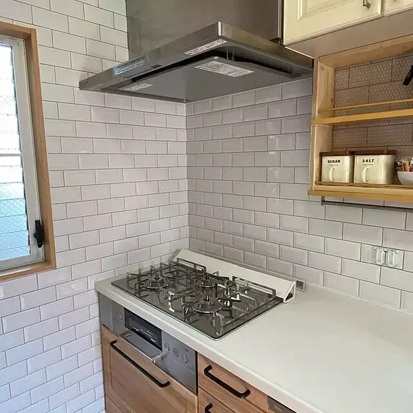 「見た目も機能性も両方叶えられる☆DIYでタイルを取り入れたキッチン特集」の画像