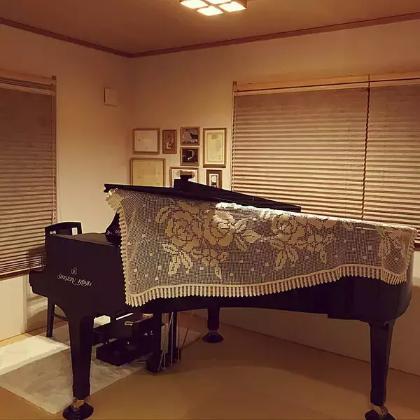 「美しく心安らぐ音色が聞こえてきそう♡ピアノのあるお部屋の風景」の画像