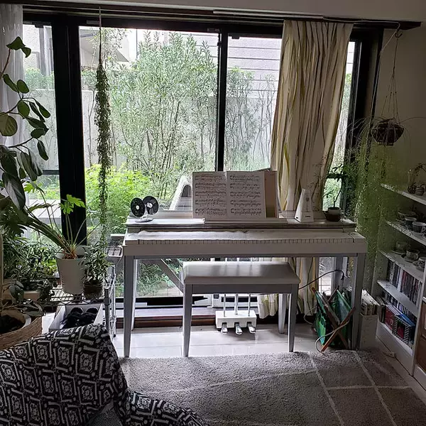 「美しく心安らぐ音色が聞こえてきそう♡ピアノのあるお部屋の風景」の画像