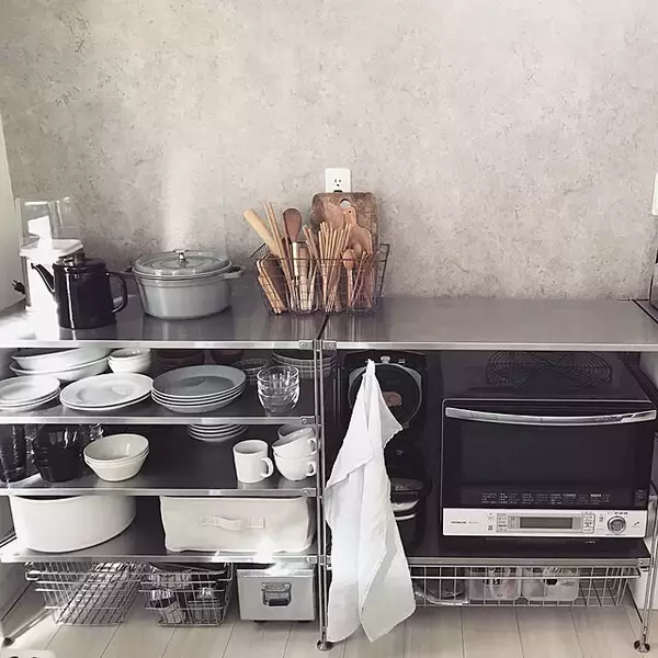 「食器棚を使わなくてもこんなに便利！見やすく取り出しやすい食器の収納方法」の画像