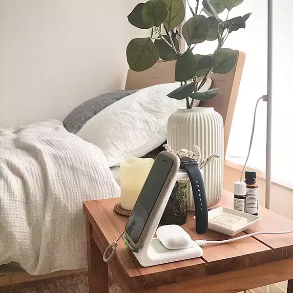 「定位置決めてコードもすっきり♪スマートな充電スペースの作り方」の画像