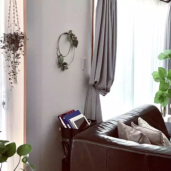 「定位置決めてコードもすっきり♪スマートな充電スペースの作り方」の画像