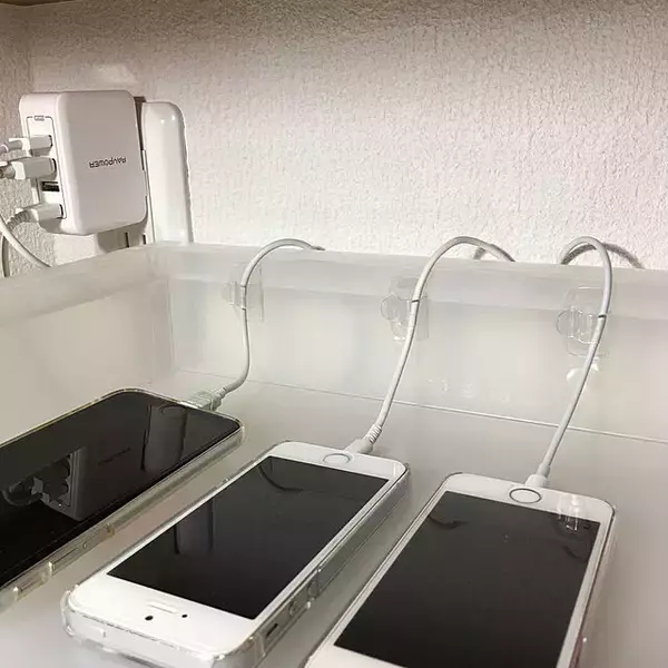 「定位置決めてコードもすっきり♪スマートな充電スペースの作り方」の画像