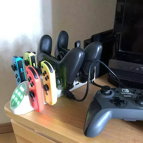 「定位置決めてコードもすっきり♪スマートな充電スペースの作り方」の画像