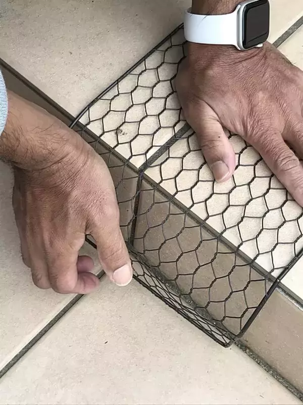 「「ワイヤーメッシュラティスを曲げるだけでできる、壁・塀掛け植木カゴ」 by ayomoyuさん」の画像