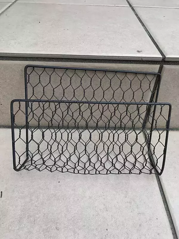 「「ワイヤーメッシュラティスを曲げるだけでできる、壁・塀掛け植木カゴ」 by ayomoyuさん」の画像