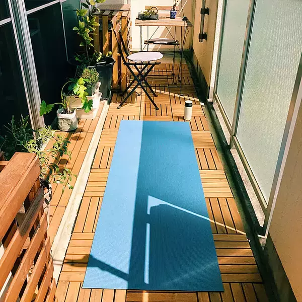 「健康的な暮らしと見栄えするインテリアを両立☆ヨガマットのある風景」の画像