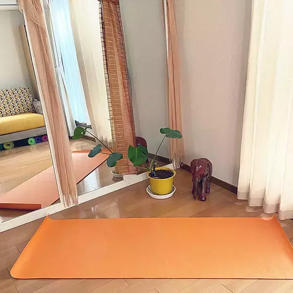 「健康的な暮らしと見栄えするインテリアを両立☆ヨガマットのある風景」の画像