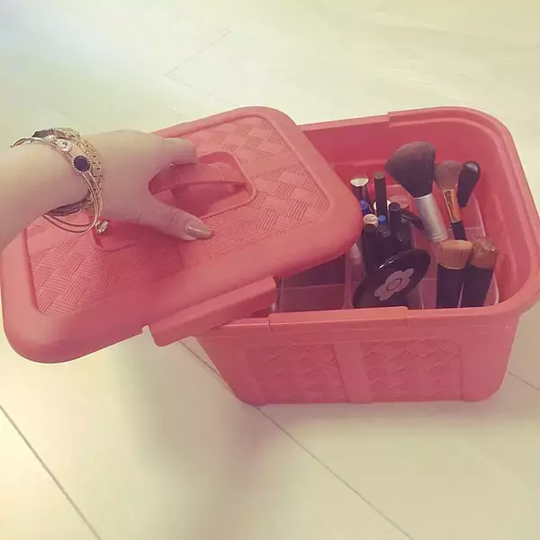 「ダイソーのアイテムでできる☆ごちゃごちゃしないメイク道具収納」の画像