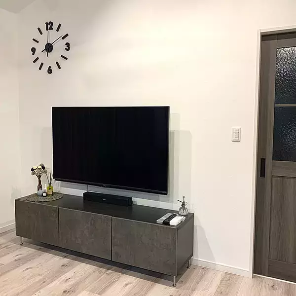 「インテリアに溶け込む♪デザイン豊富なIKEAのテレビ台」の画像