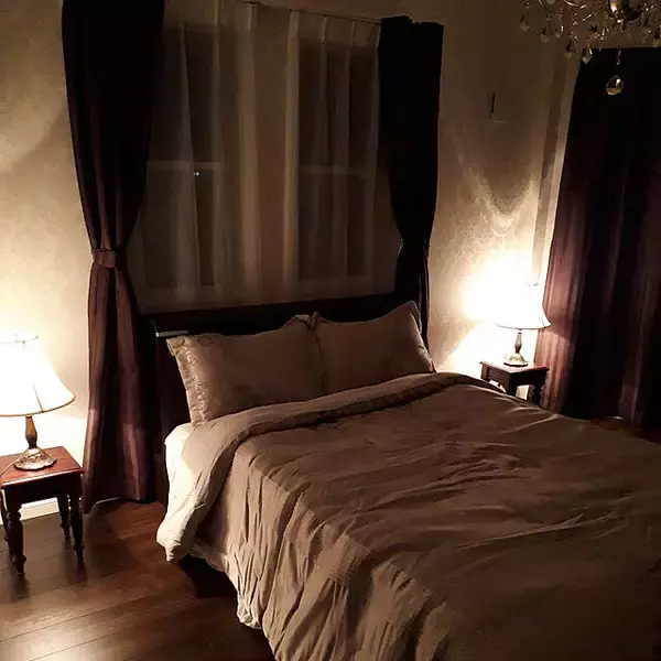 「毎日旅行気分を味わえる♪高級感がたまらないホテルライクな寝室」の画像