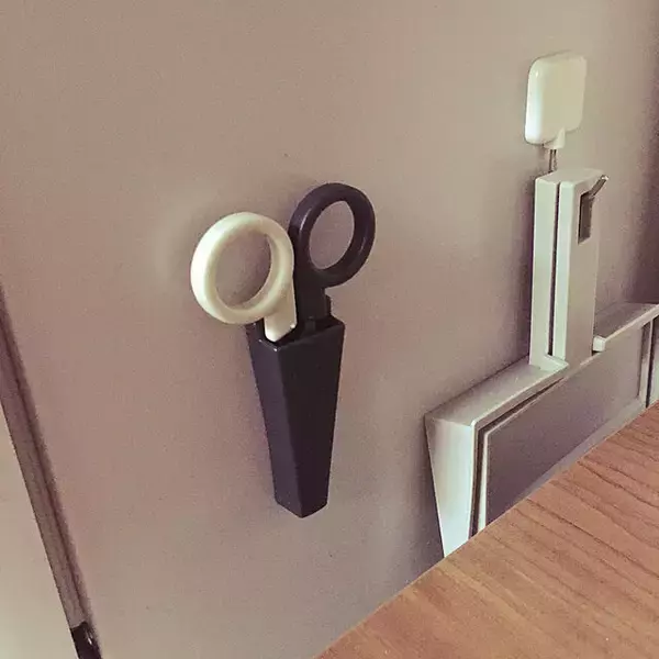 「どこに置いたら便利に使える？はさみやカッターの置き場所アイディア集」の画像