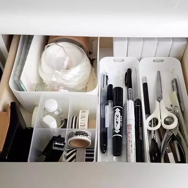 「どこに置いたら便利に使える？はさみやカッターの置き場所アイディア集」の画像