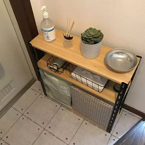 「貼るだけ簡単イメージチェンジ☆リメイクシートを使った玄関実例」の画像