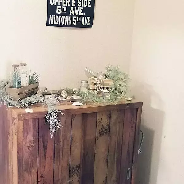 「貼るだけ簡単イメージチェンジ☆リメイクシートを使った玄関実例」の画像