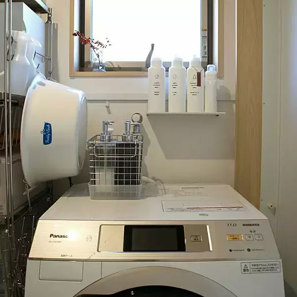 「壁や天井の可能性がもっと広がる！ピクチャーレールのあるインテリア」の画像