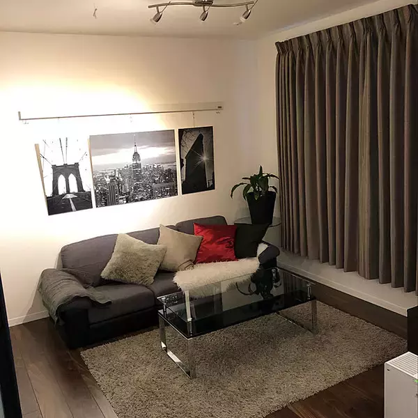 「壁や天井の可能性がもっと広がる！ピクチャーレールのあるインテリア」の画像