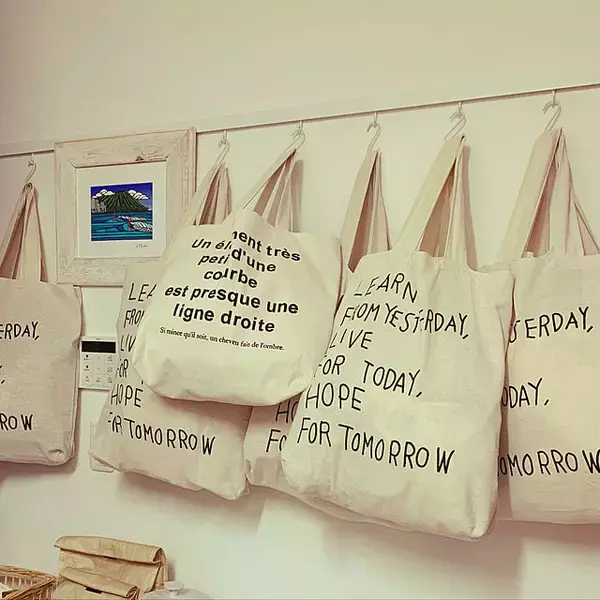 「壁や天井の可能性がもっと広がる！ピクチャーレールのあるインテリア」の画像