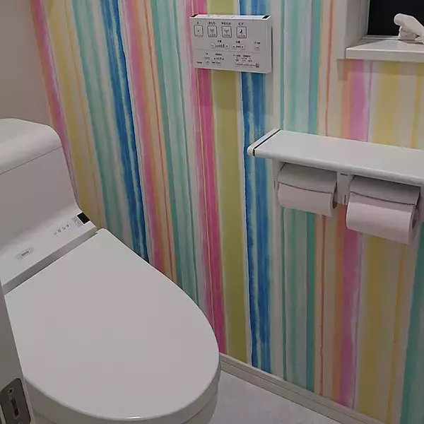 「インパクトがあって華やか！柄物クロスのトイレ10選」の画像