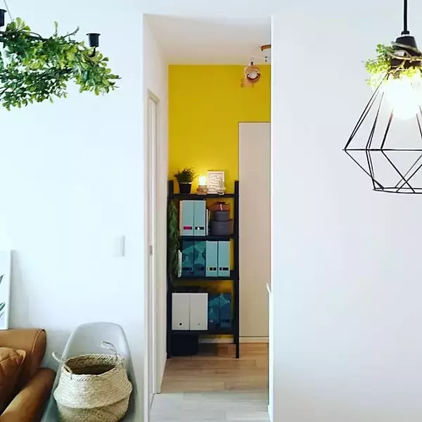 「メリハリがあって印象的♡イエローの壁があるお部屋」の画像