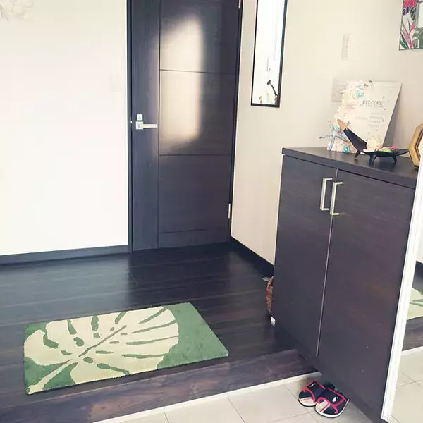 「濃い色の床に合わせる色は？ダークブラウンの床との組み合わせカラー実例集」の画像