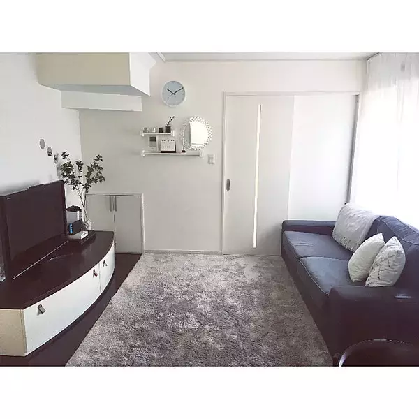 「濃い色の床に合わせる色は？ダークブラウンの床との組み合わせカラー実例集」の画像