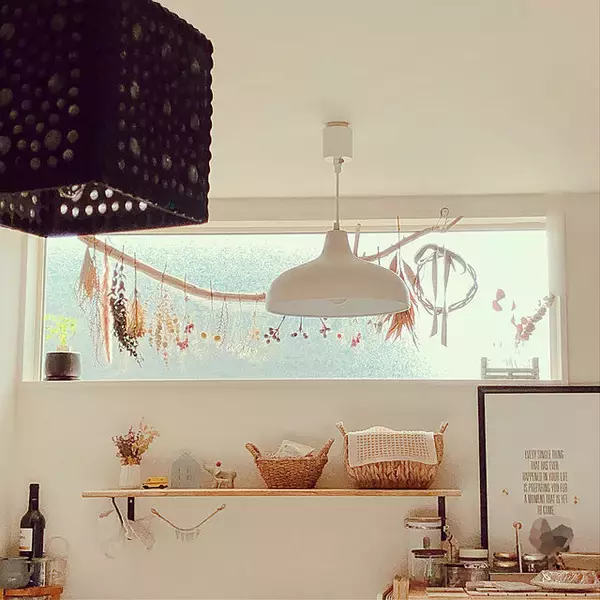 「ほっと落ち着けるスペースに♡ナチュラルな窓際インテリア」の画像